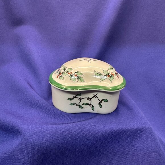 Spode Christmas Tree Heart-Shaped Covered Box Made in England - Picture 4 of 14